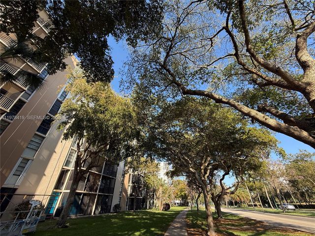 3301 N Country Club Dr 106, Aventura, FL 33180