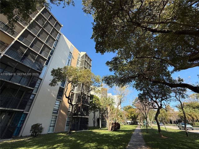 3301 N Country Club Dr 106, Aventura, FL 33180