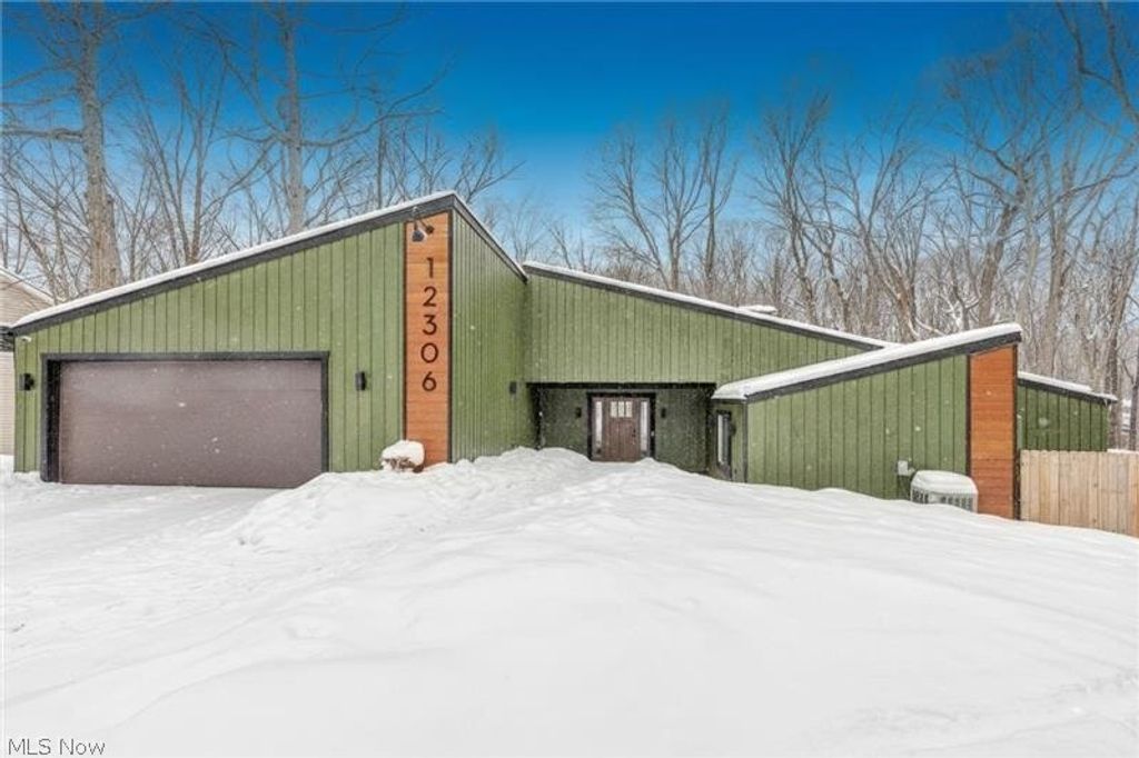 12306 The Bluffs, Strongsville, OH 44136