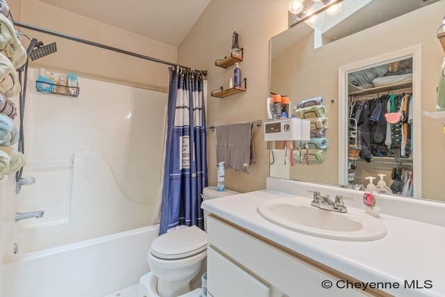 1112 CRESCENT DR, Cheyenne, WY 82007