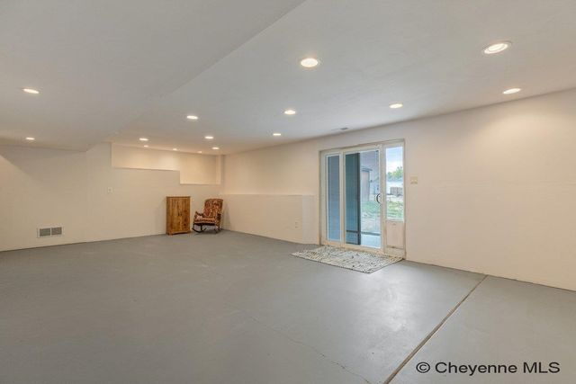 1112 CRESCENT DR, Cheyenne, WY 82007