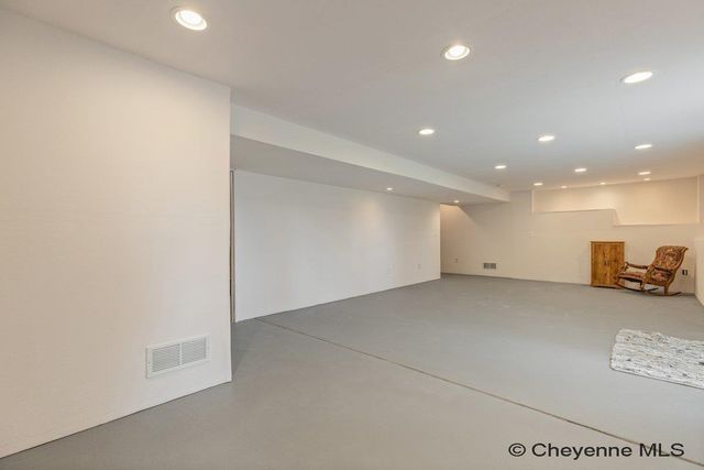 1112 CRESCENT DR, Cheyenne, WY 82007