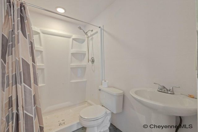 1112 CRESCENT DR, Cheyenne, WY 82007