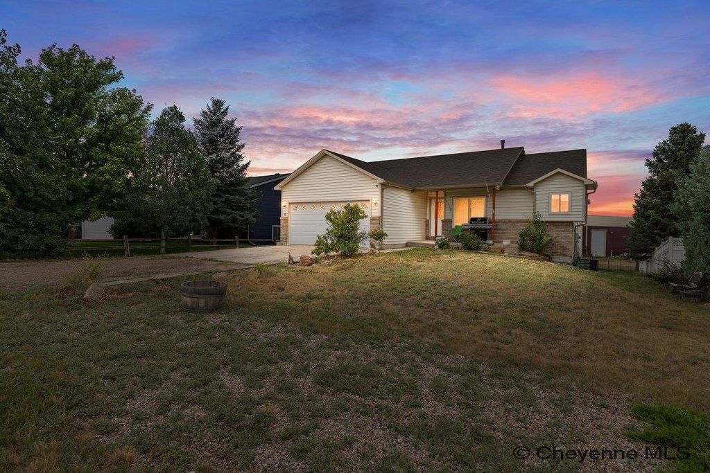 1112 CRESCENT DR, Cheyenne, WY 82007