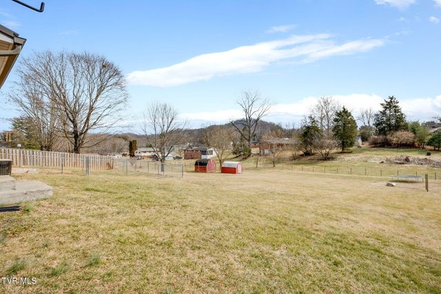 606 Pine Ridge Road, Johnson City, TN 37601