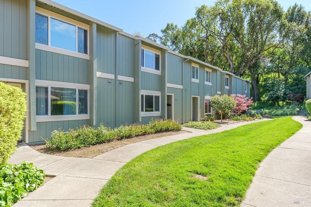 32-C Oliva Dr, Novato, CA 94947