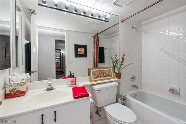 5825 Trailwinds DR 414, Fort Myers, FL 33907