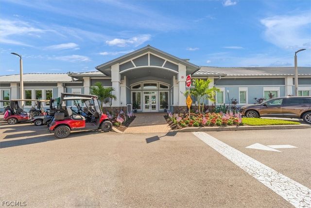 5825 Trailwinds DR 414, Fort Myers, FL 33907