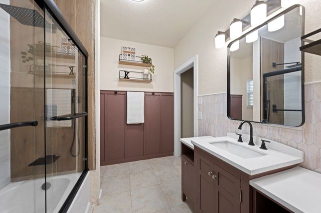 220 S Timber Oak Rd, Kerrville, TX 78028