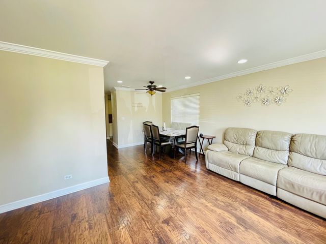 527 Heritage Drive, Oswego, IL 60543