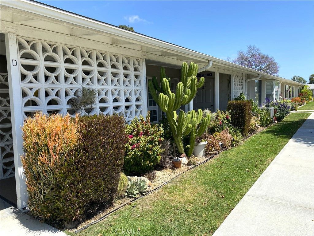 Image 2 of property listing at 1681 Monterey Rd., M2-15D, Seal Beach, CA 90740