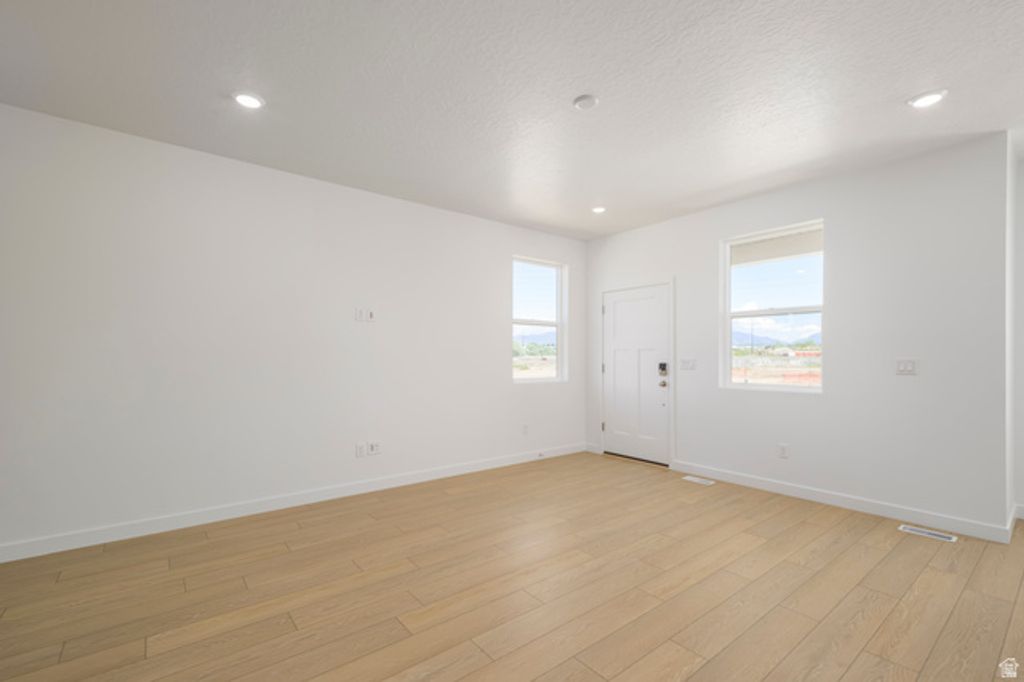 Image 5 of property listing at 1547 S 900 W #140, Clearfield, UT 84015