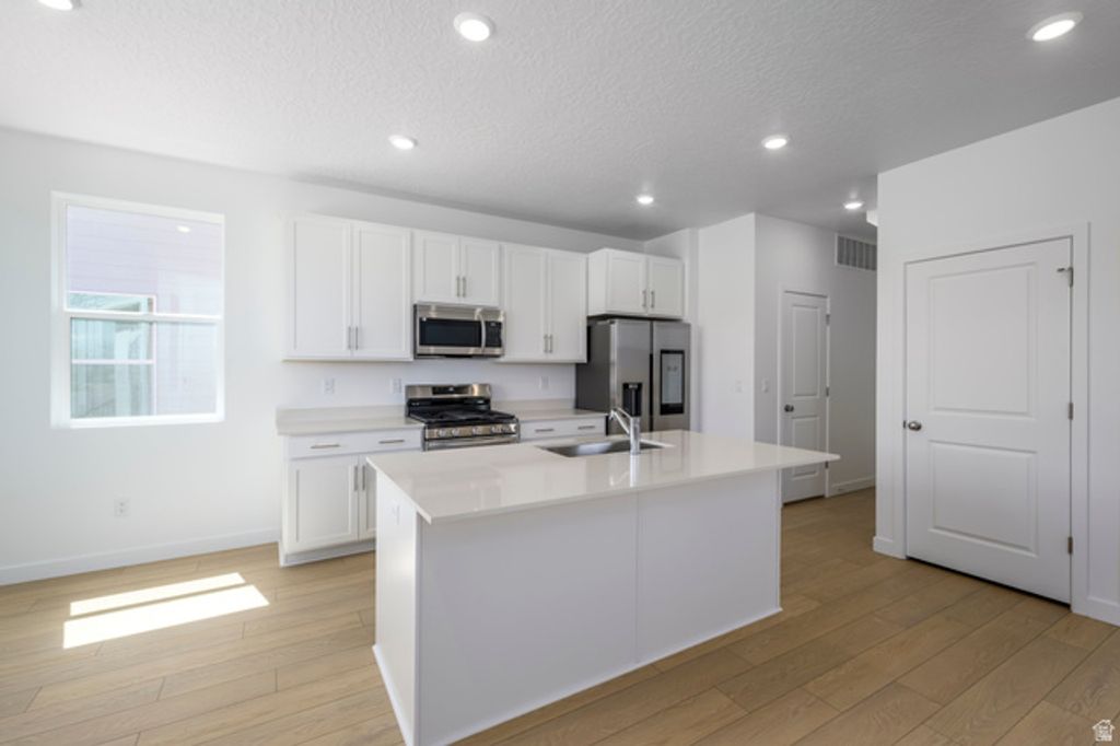 Image 7 of property listing at 1547 S 900 W #140, Clearfield, UT 84015