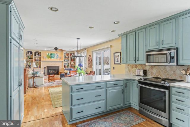 2204 CONTINENTAL DR, Harrisburg, PA 17110