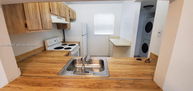 10456 NW 10th St 105, Pembroke Pines, FL 33026