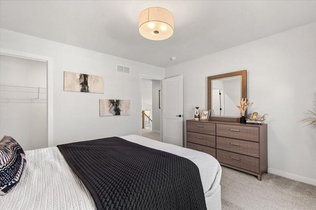 3817 White Oak WAY, Waukesha, WI 53188