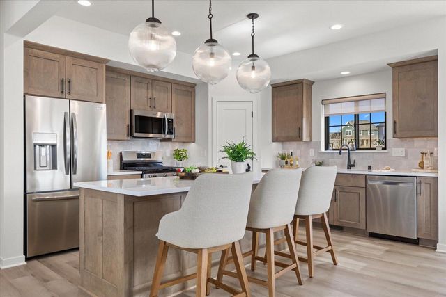 3817 White Oak WAY, Waukesha, WI 53188