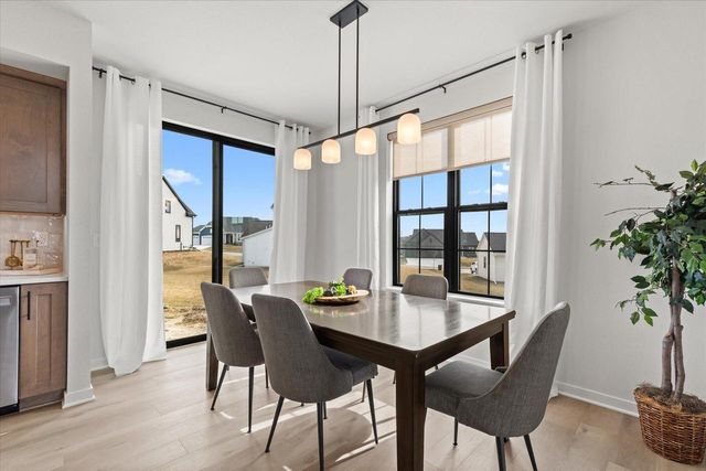 3817 White Oak WAY, Waukesha, WI 53188