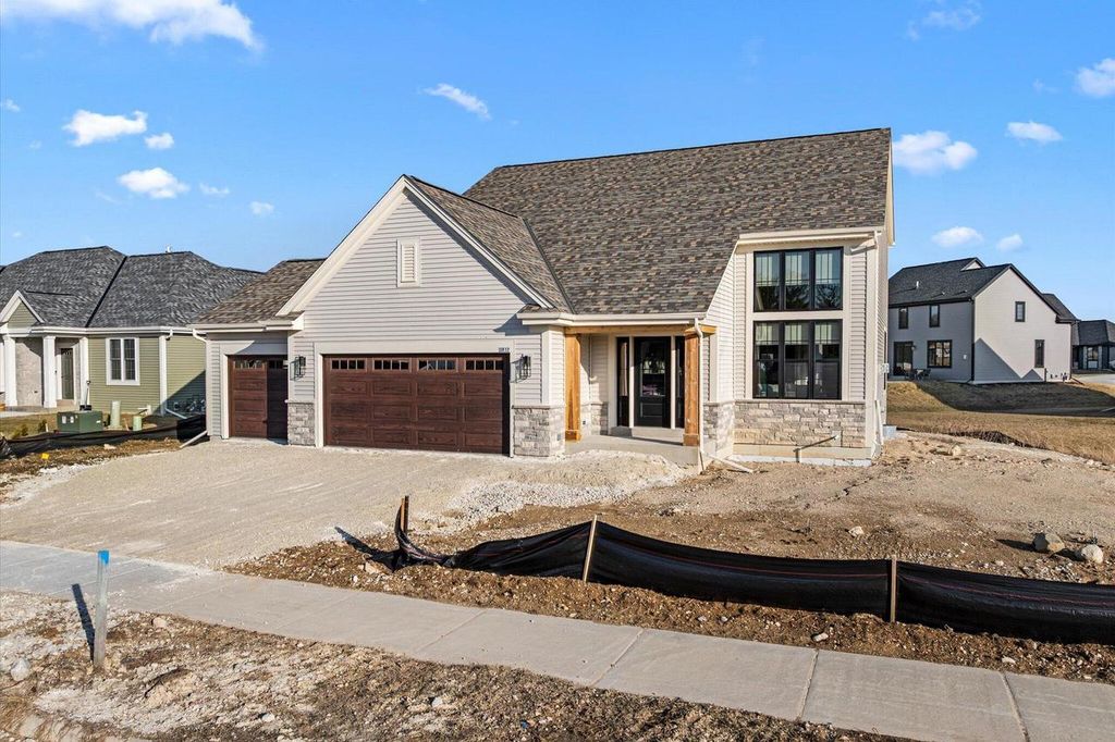3817 White Oak WAY, Waukesha, WI 53188