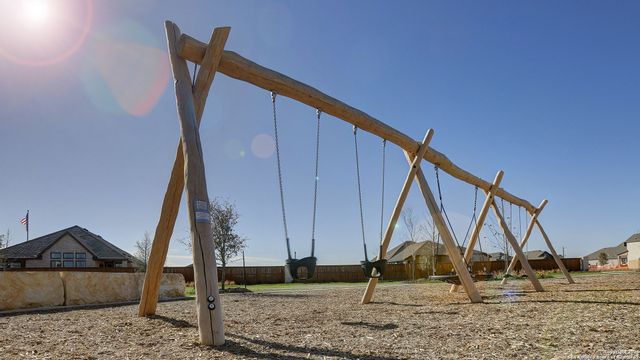 333 Lacey Oak, Castroville, TX 78009