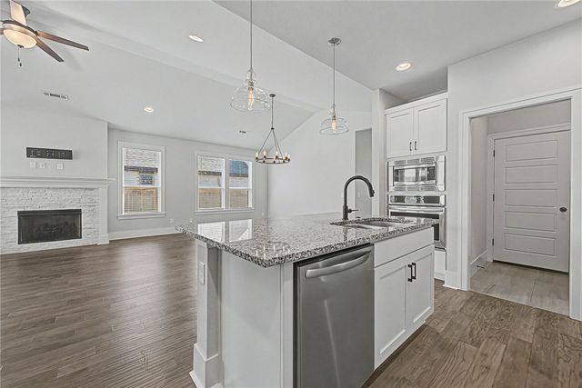 2206 SW Hampton Avenue, Bentonville, AR 72713