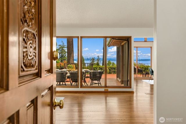 9793 NE Murden Cove Drive, Bainbridge Island, WA 98110