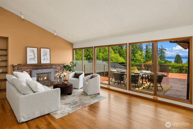 9793 NE Murden Cove Drive, Bainbridge Island, WA 98110