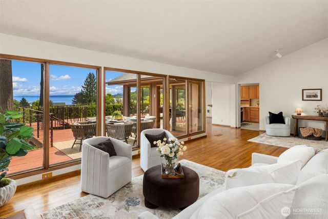 9793 NE Murden Cove Drive, Bainbridge Island, WA 98110
