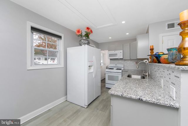 24 WOODBINE AVE, Maple Shade, NJ 08052