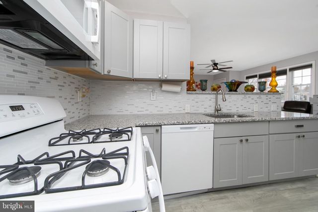 24 WOODBINE AVE, Maple Shade, NJ 08052