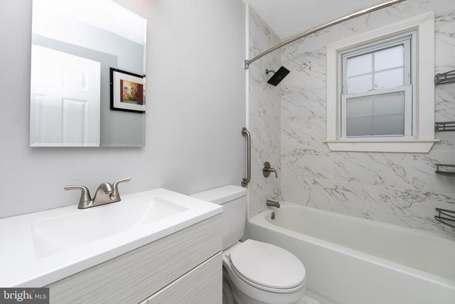 24 WOODBINE AVE, Maple Shade, NJ 08052