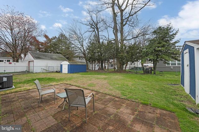 24 WOODBINE AVE, Maple Shade, NJ 08052