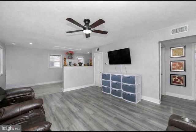 24 WOODBINE AVE, Maple Shade, NJ 08052