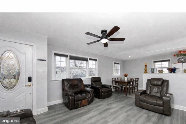 24 WOODBINE AVE, Maple Shade, NJ 08052