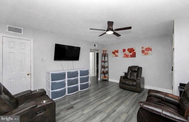 24 WOODBINE AVE, Maple Shade, NJ 08052