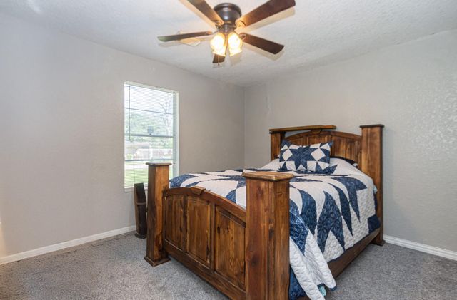 706 E New York Street, Brazoria, TX 77422