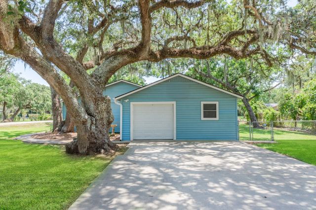 706 E New York Street, Brazoria, TX 77422