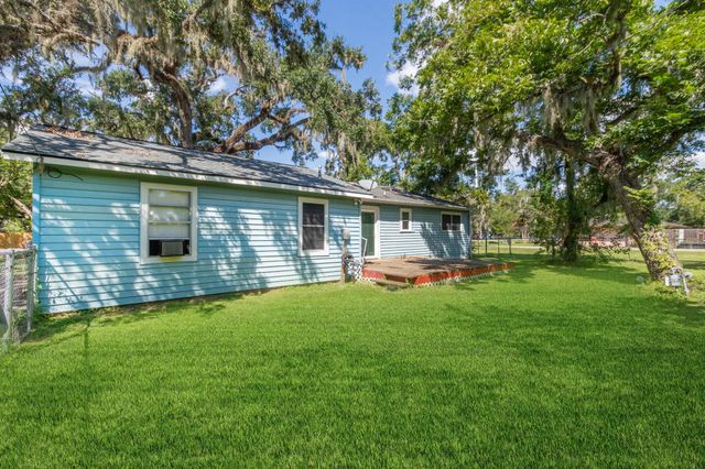 706 E New York Street, Brazoria, TX 77422