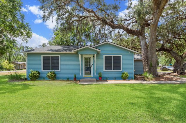 706 E New York Street, Brazoria, TX 77422