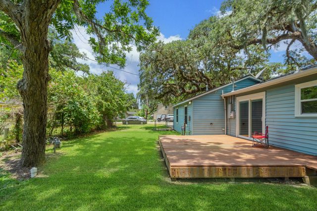 706 E New York Street, Brazoria, TX 77422