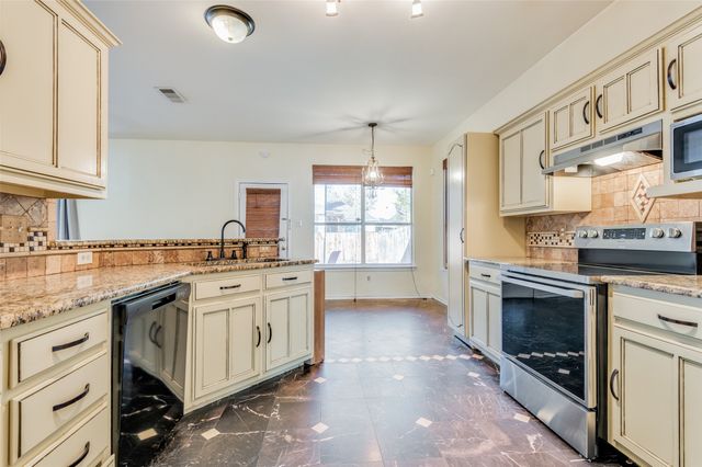 911 Harwood Court, Euless, TX 76039