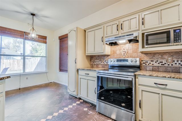 911 Harwood Court, Euless, TX 76039