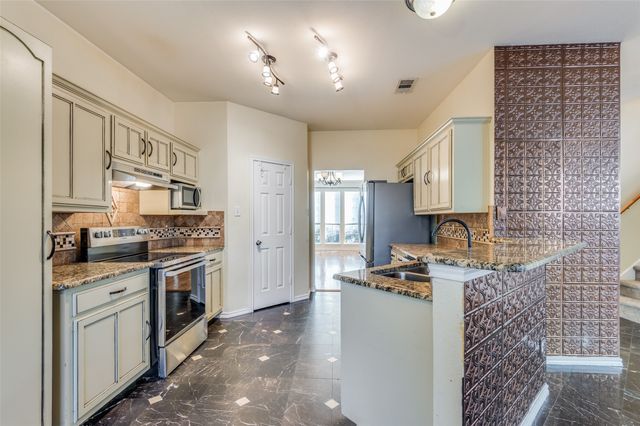 911 Harwood Court, Euless, TX 76039