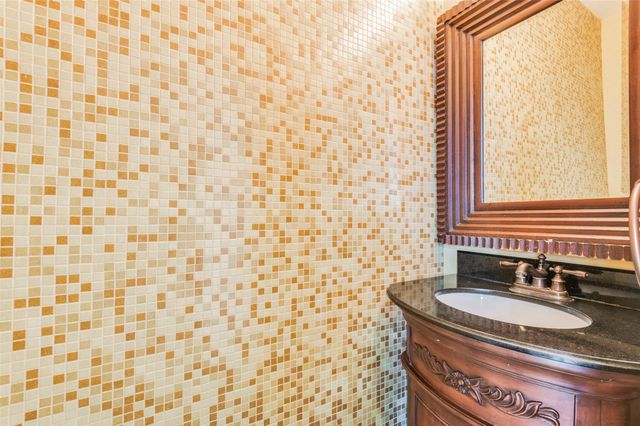 911 Harwood Court, Euless, TX 76039