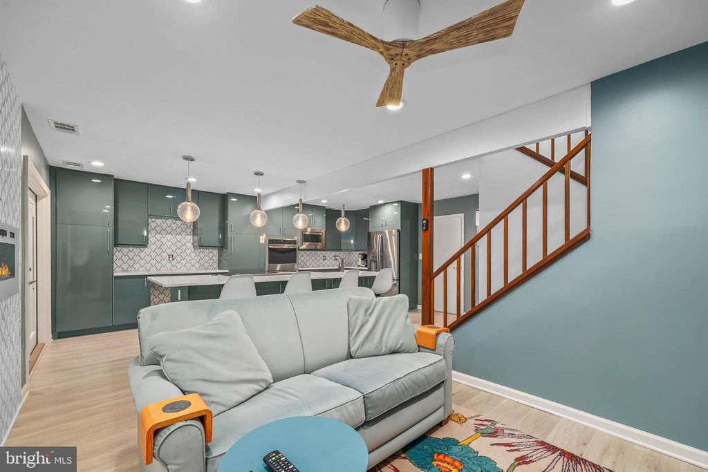 Image 10 of property listing at 2319 GLADE BANK WAY, Reston, VA 20191