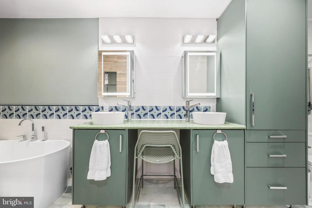 Image 17 of property listing at 2319 GLADE BANK WAY, Reston, VA 20191