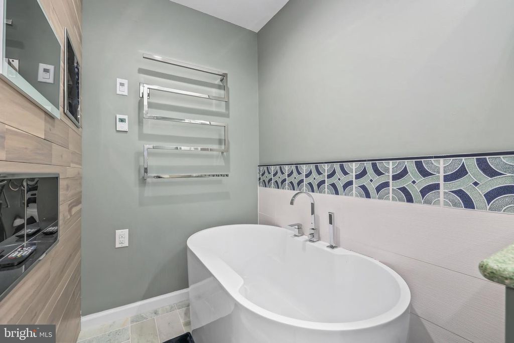 Image 19 of property listing at 2319 GLADE BANK WAY, Reston, VA 20191