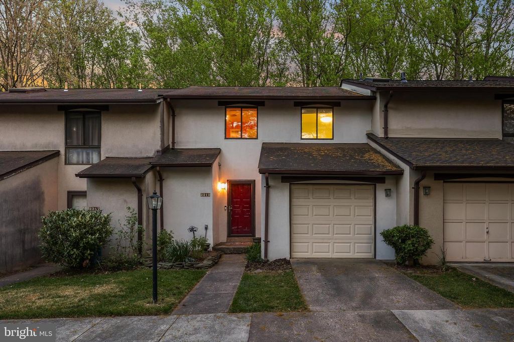Image 2 of property listing at 2319 GLADE BANK WAY, Reston, VA 20191