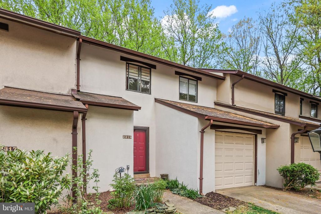 Image 3 of property listing at 2319 GLADE BANK WAY, Reston, VA 20191