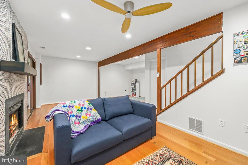 Image 31 of property listing at 2319 GLADE BANK WAY, Reston, VA 20191